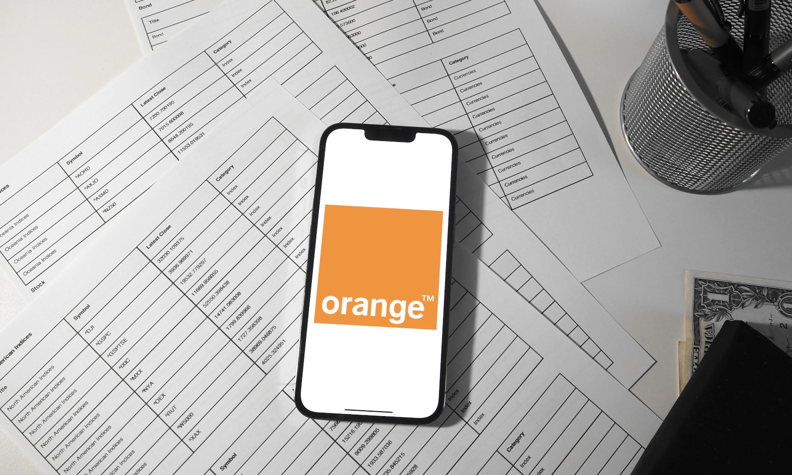 Ataque a clientes naranjas. En el fondo un restaurante italiano