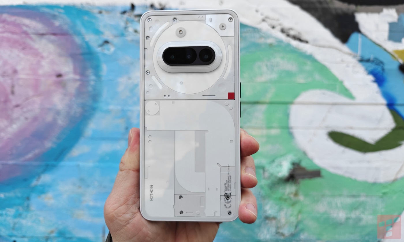 Nada teléfono (3a) debajo de la lupa. Es seguro, pero no sin defectos