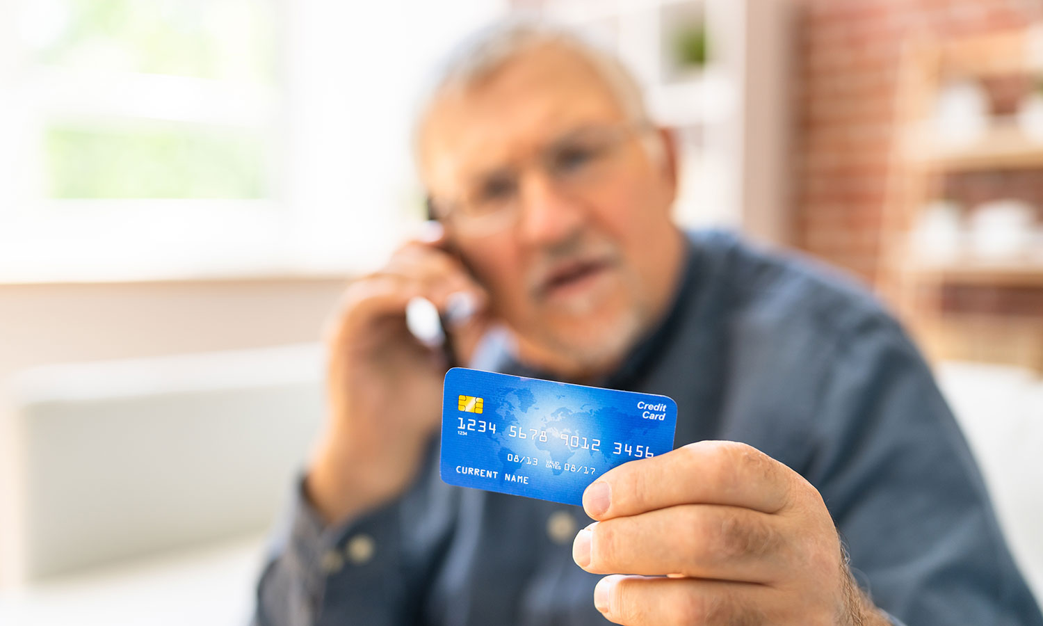 Quería tomar un préstamo. Una bonita "dama del banco" le ahorró dinero