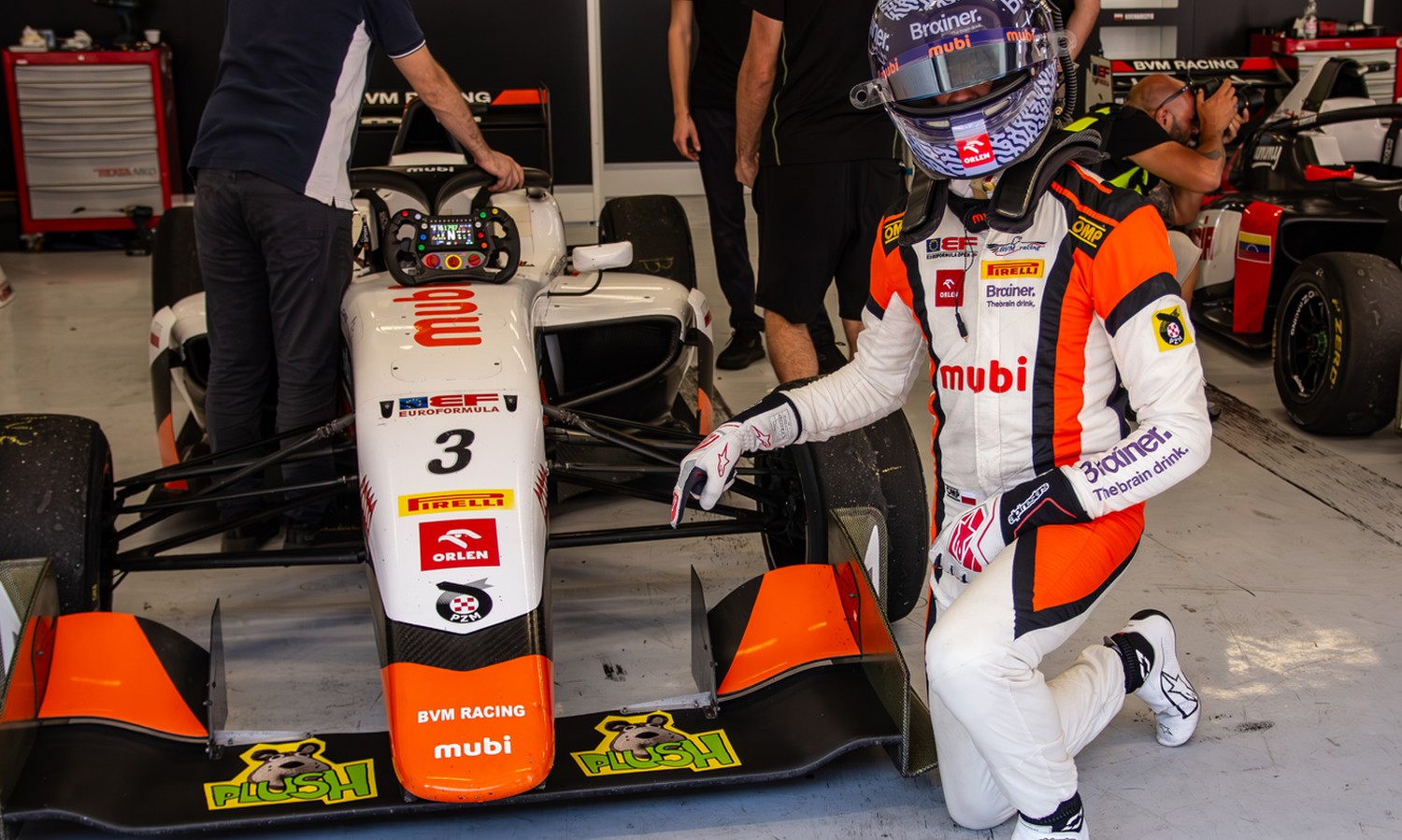 Plush entra en la pista con talento polaco