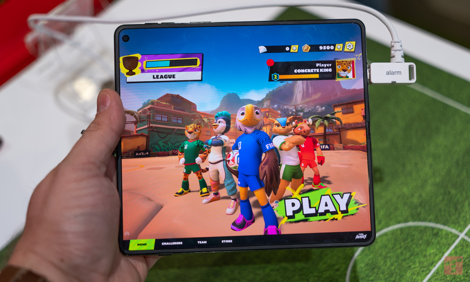 Motorola mima a los fanáticos. Tres smartphones y un partido de fútbol 5v5