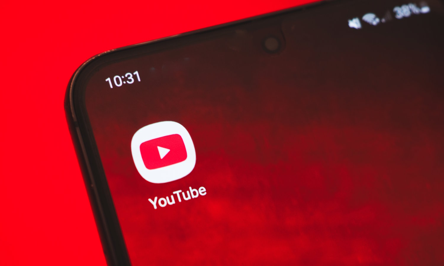 YouTube está inundado de contenido pirateado. Los autores se retuercen las manos.