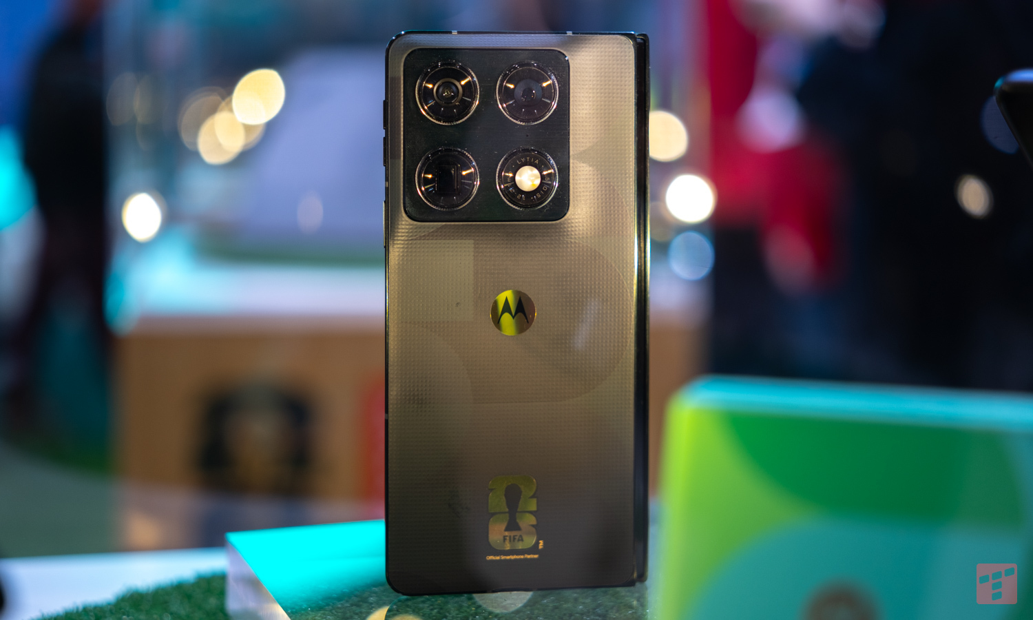 Motorola mima a los fanáticos. Tres smartphones y un partido de fútbol 5v5