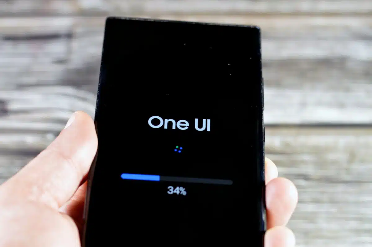 Samsung Galaxy S24 en instalación completa de la actualización One UI. El parche de seguridad de marzo de 2026 corrige 67 fallas, incluidas 8 críticas. © Tamer A Solimán