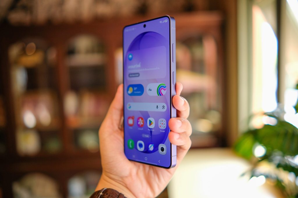 Le Samsung Galaxy S26 en main, prêt à recevoir le second correctif d