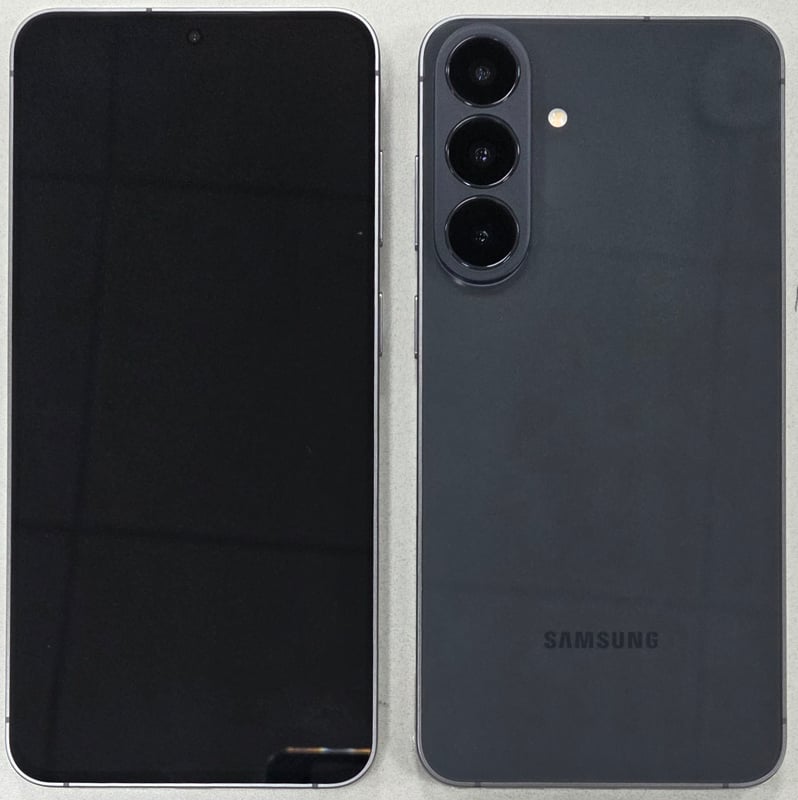 El Samsung Galaxy S26 FE, frontal y posterior, fotografiado como parte de su certificación por parte del Wireless Power Consortium.