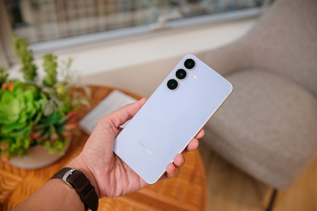 Le Samsung Galaxy S25 FE et ses capteurs photo disposés individuellement à l