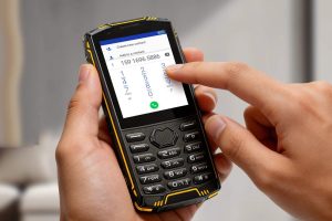 Un nuevo vehículo blindado con un teclado clásico. Tiene Android y WhatsApp