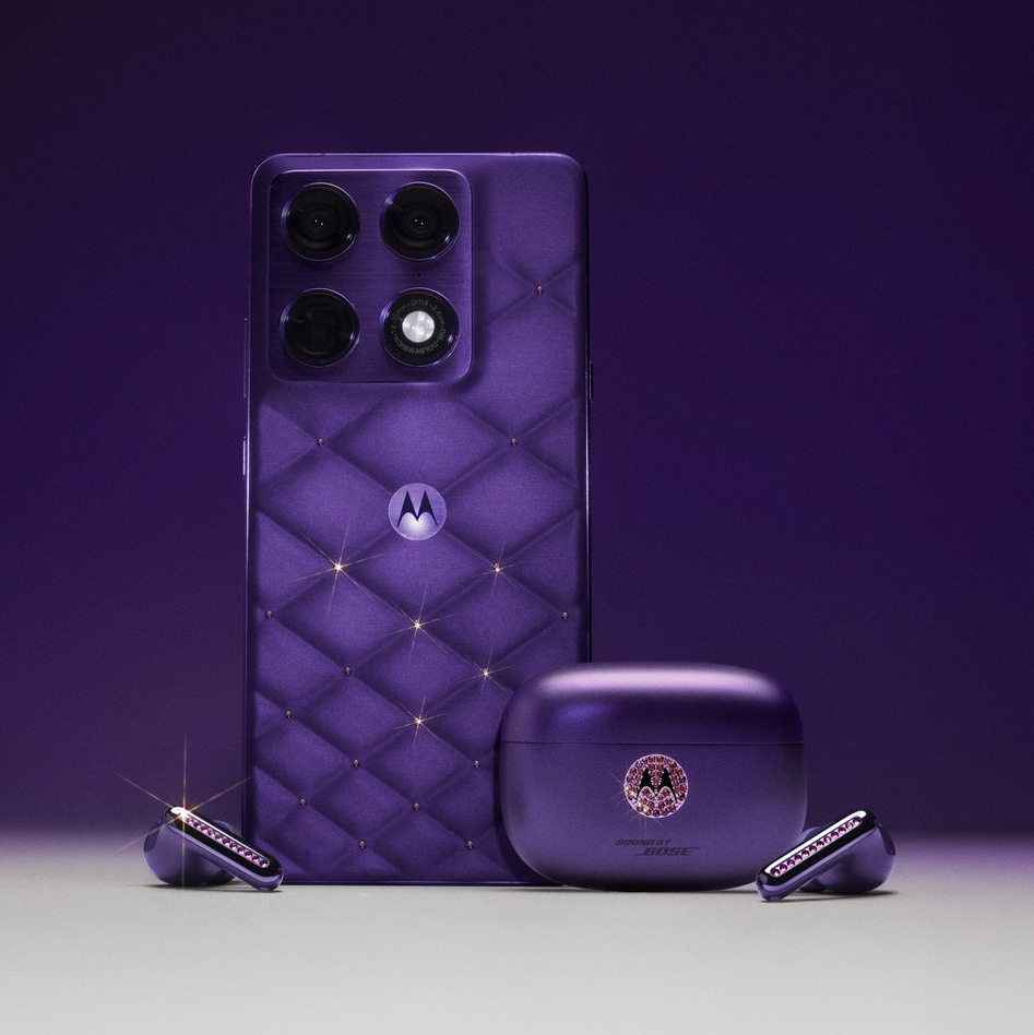 En lugar de la habitual funda, le regalaron seda y estrellas. Un Motorola así