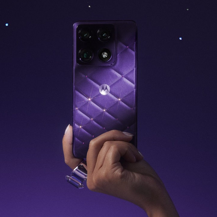 En lugar de la habitual funda, le regalaron seda y estrellas. Un Motorola así