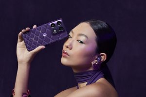 En lugar de la habitual funda, le regalaron seda y estrellas. Un Motorola así