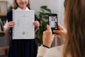 ¿Una foto con un certificado? No es sólo un recuerdo inocente
