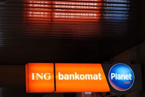Advierte el ING Bank Śląski. No puedes retirar dinero de un cajero automático