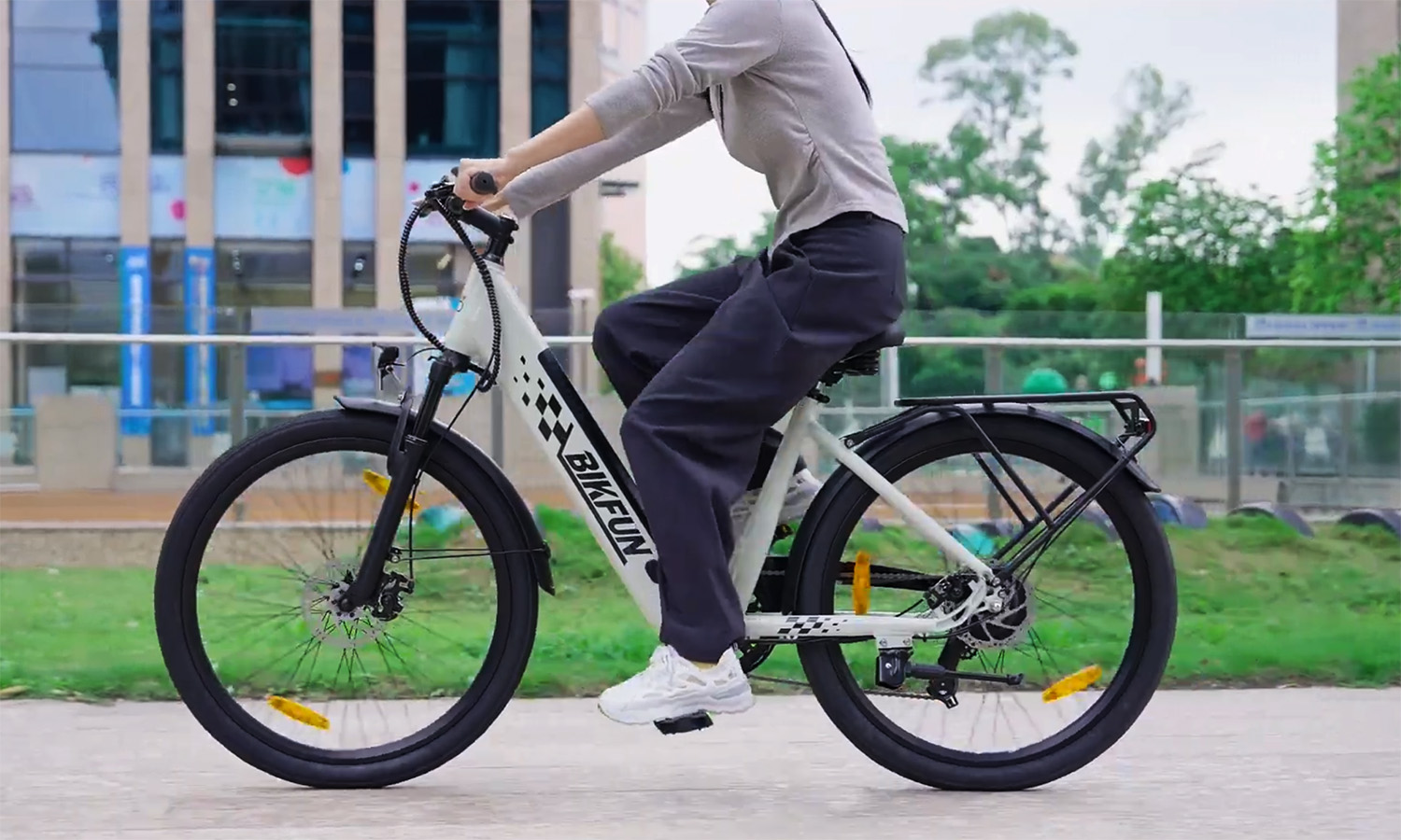 Biedronka vende bicicletas. Una dama eléctrica por el precio de una plegable