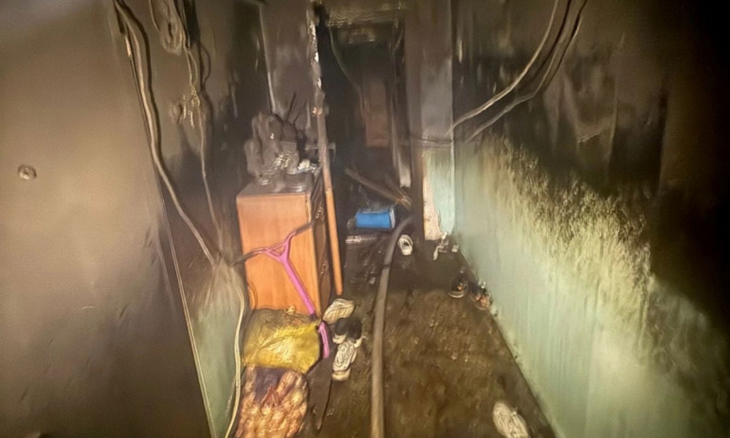 Dio sus ahorros a los estafadores y prendió fuego a la casa. porque me dijeron que