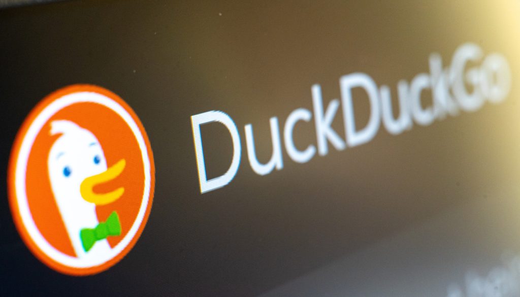 DuckDuckGo opowiada bzdury i uśmierca polityków