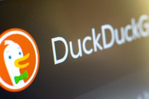 DuckDuckGo dice tonterías y mata a políticos