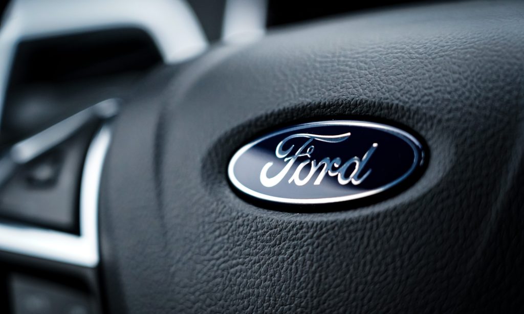 Ford przejechał się na AI. Gigant zatrudnia starych pracowników