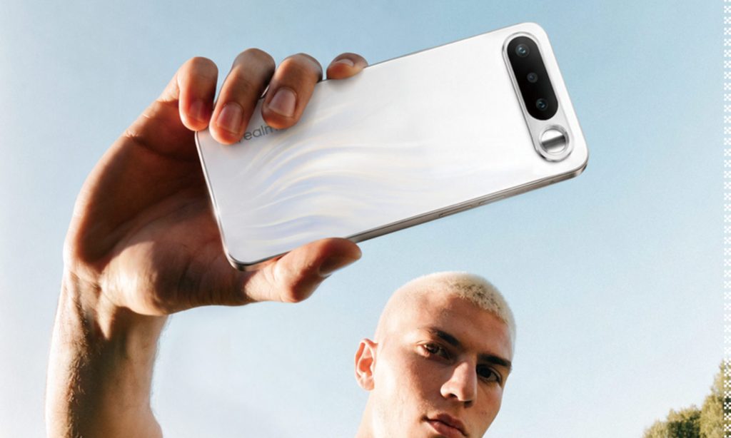 Realme zaprasza kibiców. Można zgarnąć smartfon i słuchawki