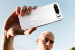 Realme invita a los fans. Puedes coger un teléfono inteligente y unos auriculares.