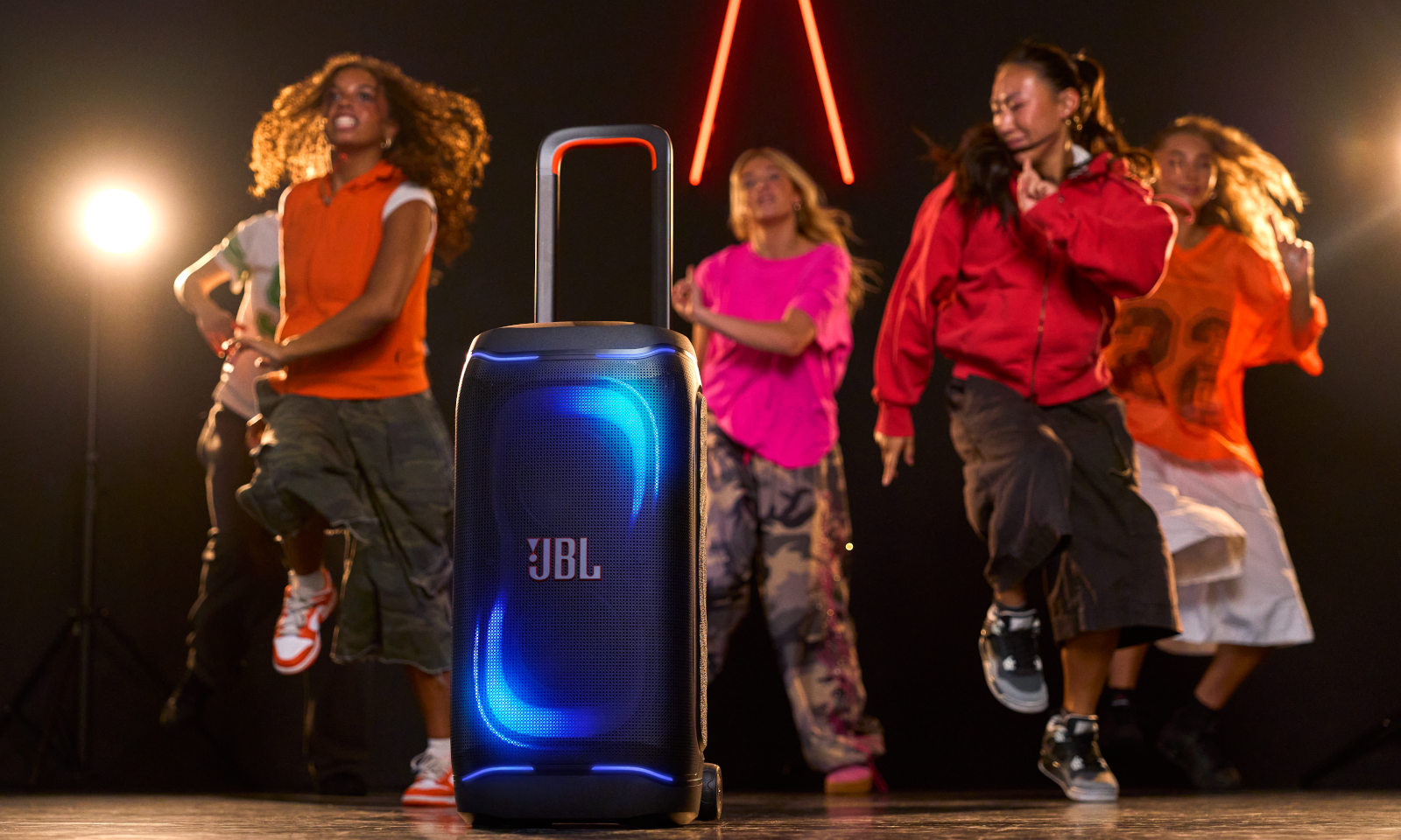 JBL lo ha vuelto a hacer. Este monstruo tiene 280 W de potencia y puede rugir