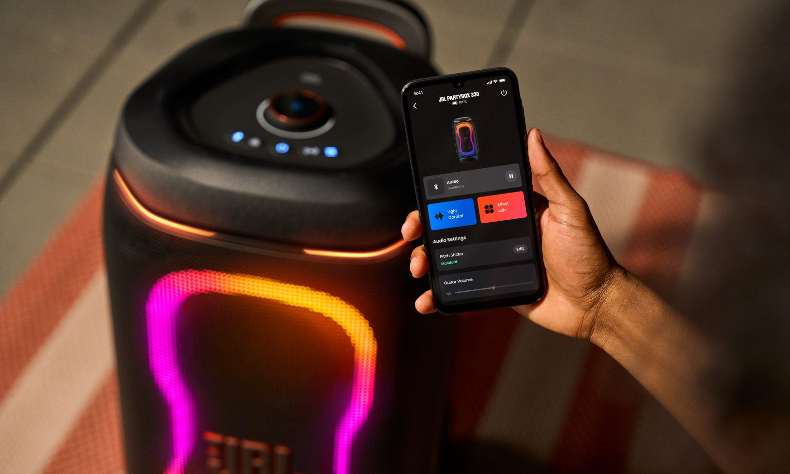 JBL lo ha vuelto a hacer. Este monstruo tiene 280 W de potencia y puede rugir