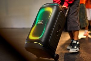 JBL lo ha vuelto a hacer. Este monstruo tiene 280 W de potencia y puede rugir