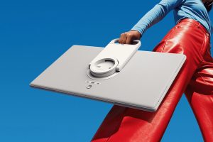 Centro portátil de trabajo y entretenimiento. Samsung mostró una pantalla sobre ruedas