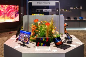 OLED impreso como un periódico. Lenovo abre un nuevo capítulo