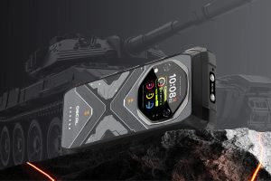 Este tanque tiene una batería de 20.000 mAh y pantallas duales. Este es el tanque Oscal 1