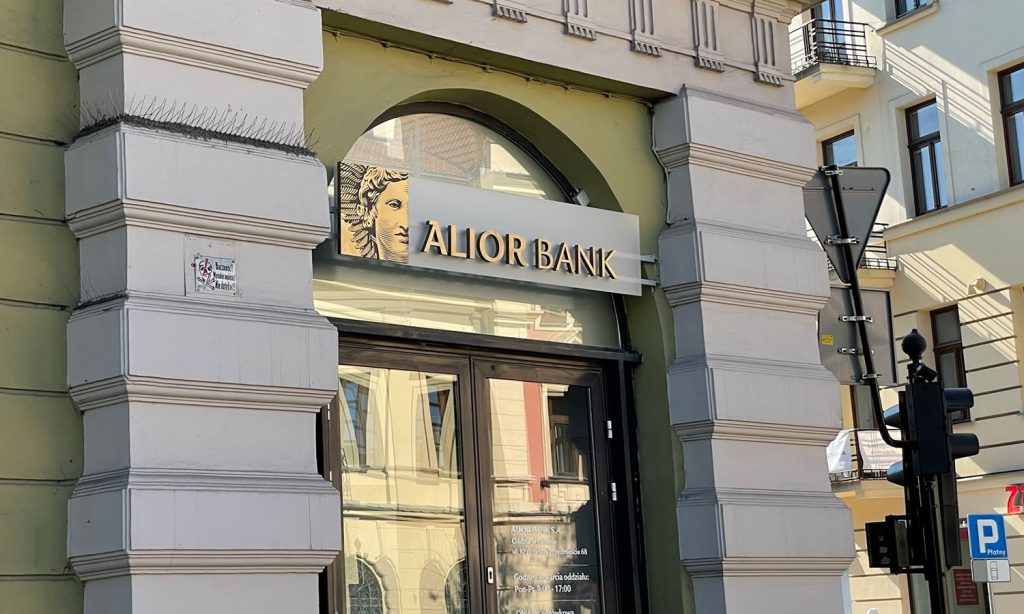 Bank daje 800 zł i obrączkę płatniczą. Wpisz ten kod
