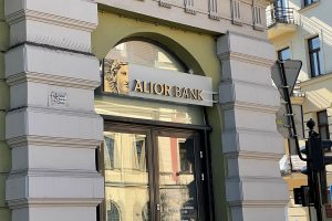 El banco le entrega 800 PLN y un anillo de pago. Introduce este código
