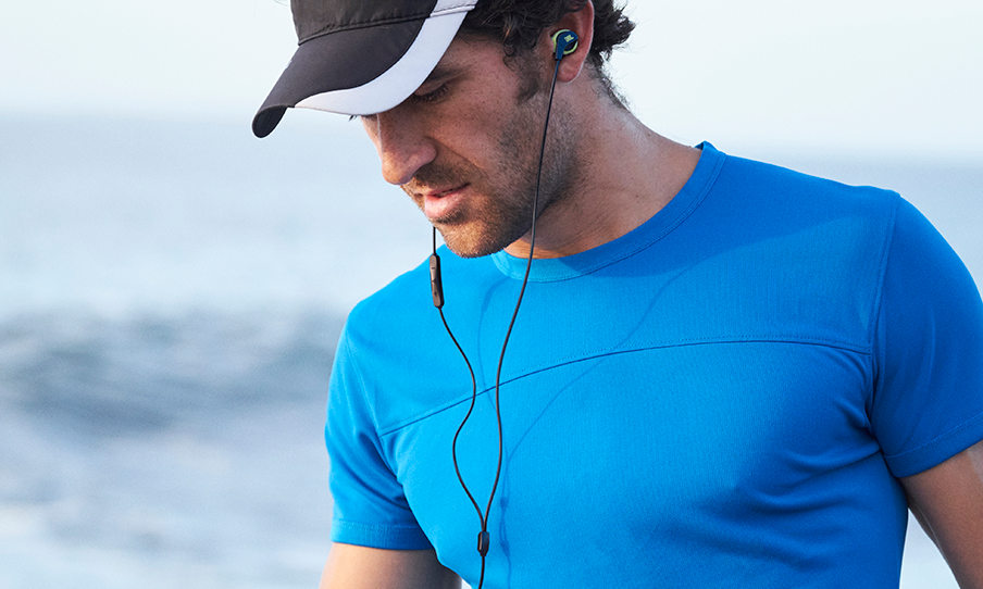 Nunca más se te caerán de los oídos. JBL tiene nuevos auriculares para personas activas