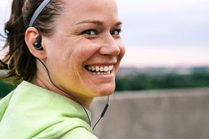 Nunca más se te caerán de los oídos. JBL tiene nuevos auriculares para personas activas
