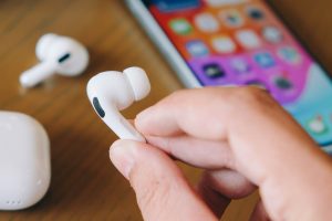 Apple ha vuelto a tropezar. Los innovadores auriculares se fueron al cajón