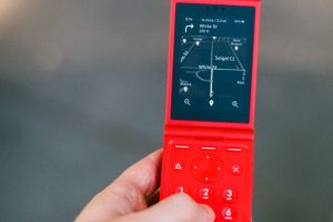 Este teléfono plegable tiene 5G, cámara de 50 Mpix y eSIM, pero sin navegador