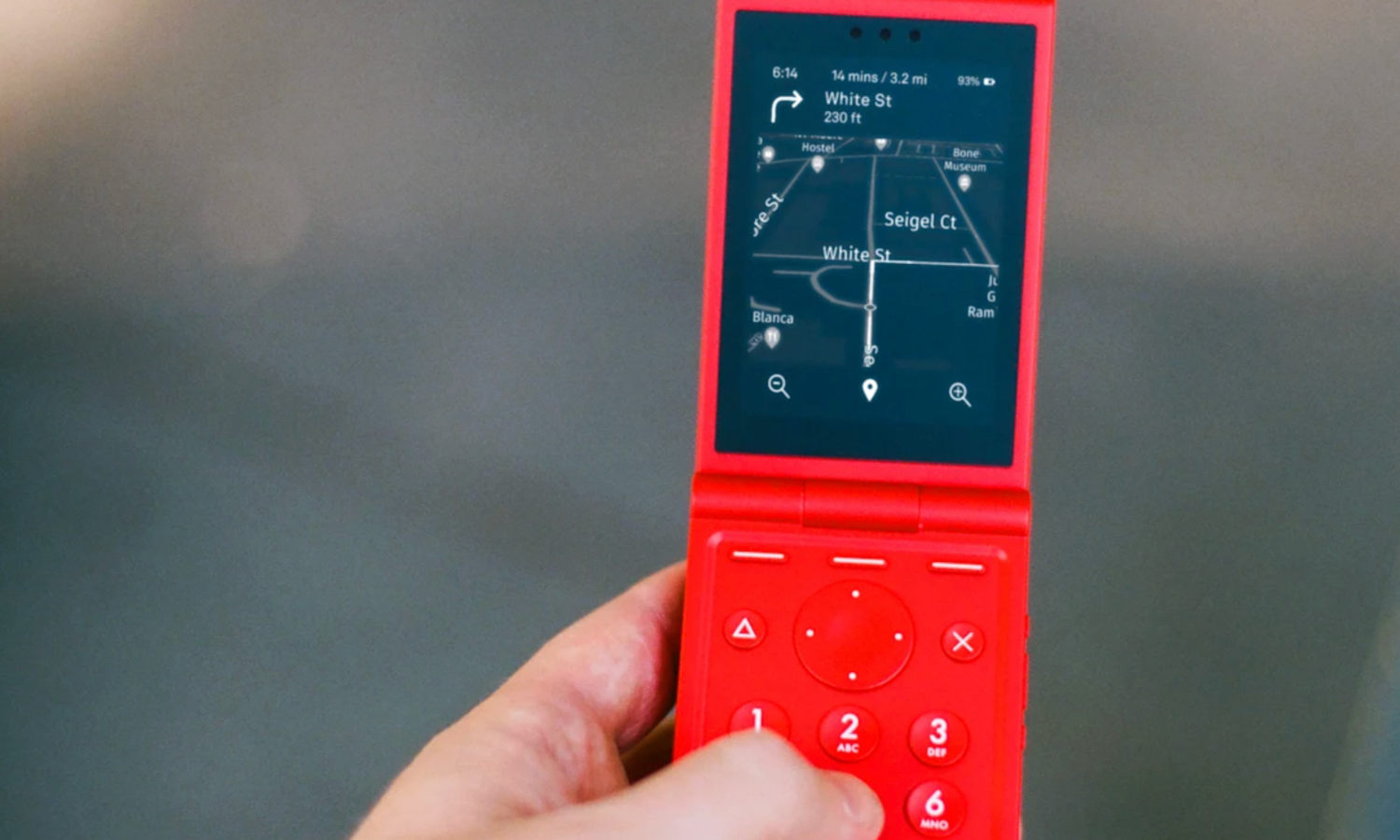 Ten telefon z klapką ma 5G, aparat 50 Mpix i eSIM, a nie ma przeglądarki