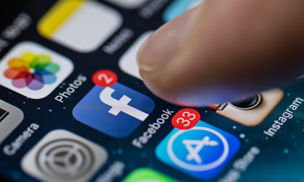 Instagram i Facebook wprowadzają mózg w stan autopilota. Unia bierze się za Meta