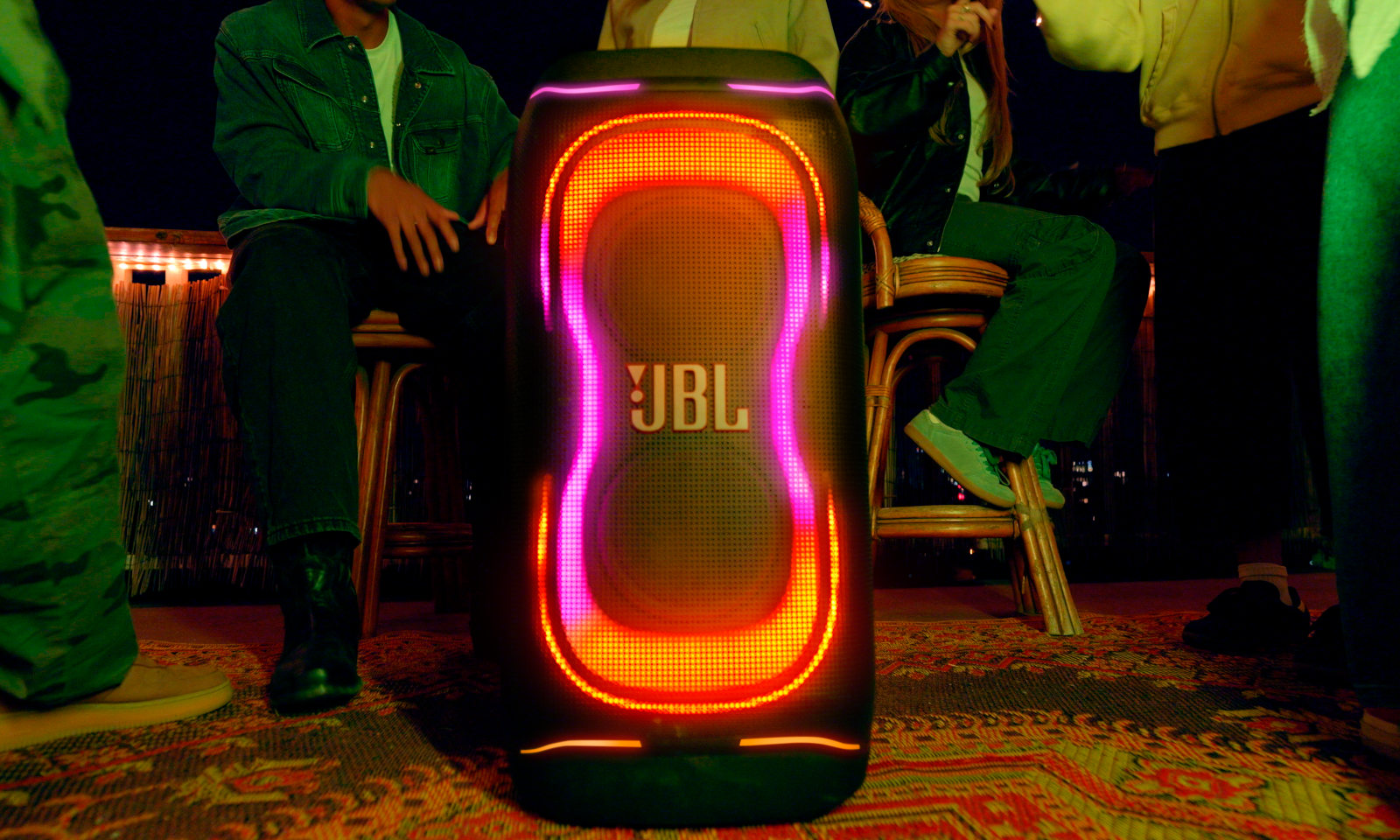 JBL lo ha vuelto a hacer. Este monstruo tiene 280 W de potencia y puede rugir