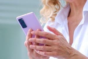 La mantuvieron al teléfono durante varias horas. Y solo se trataba de una cosa
