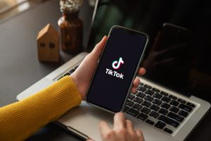 Niños en bandeja para pedófilos y haters. TikTok con fuertes acusaciones contra la UE