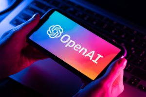 Se acerca el primer dispositivo de OpenAI. No será un teléfono inteligente