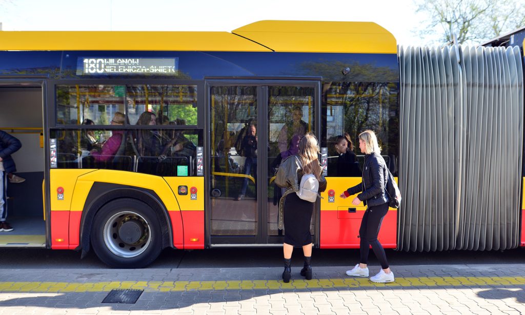 Czy przejęto kontrolę nad autobusem w Warszawie? MZA zabiera głos