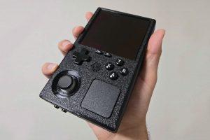 Parece una Game Boy y cabe en tu bolsillo, pero ejecuta juegos de PC