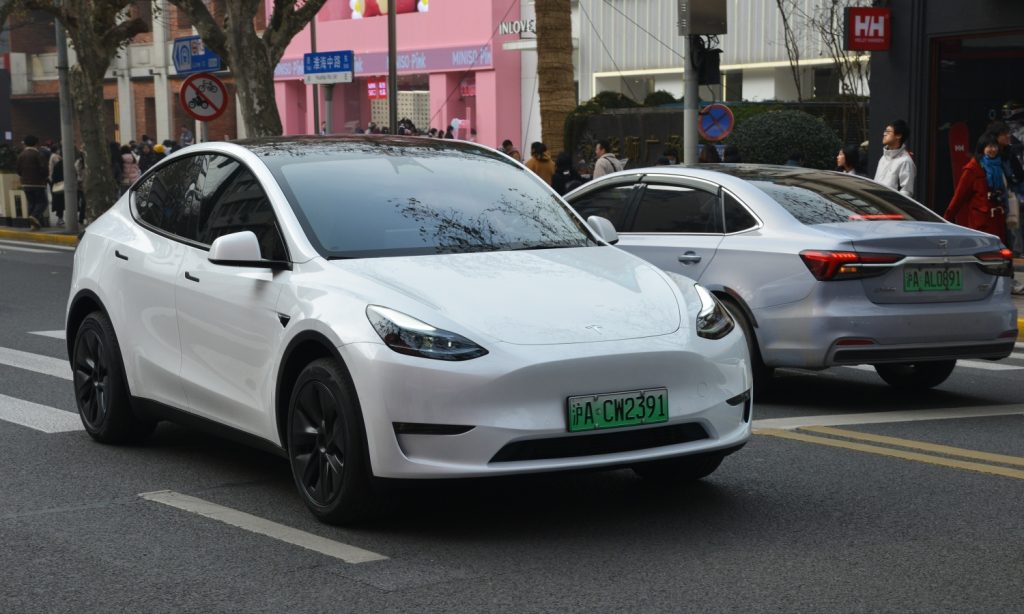 Tesla i inni wzywają miliony aut. Chodzi o drzwi