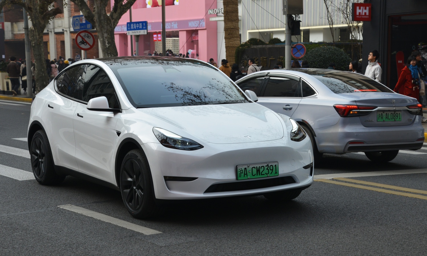 Tesla i inni wzywają miliony aut. Chodzi o drzwi