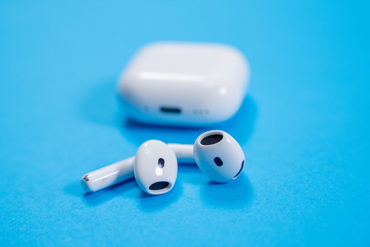Los AirPods 4, lanzados en septiembre de 2024, podrían ser reemplazados a partir del inicio del año escolar 2026 por dos modelos de AirPods 5. © Masarik