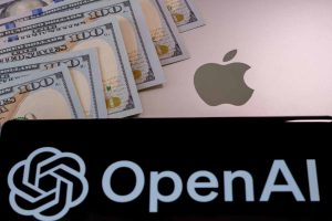 Apple va al cuchillo con OpenAI. ¿La revolución del hardware en suspenso?