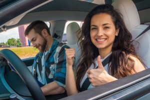 Aún no ha sacado el permiso de conducir y ya le han prohibido conducir.