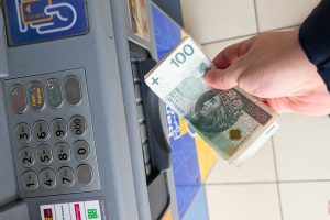 Ella no sacó dinero del cajero automático. La policía intervino